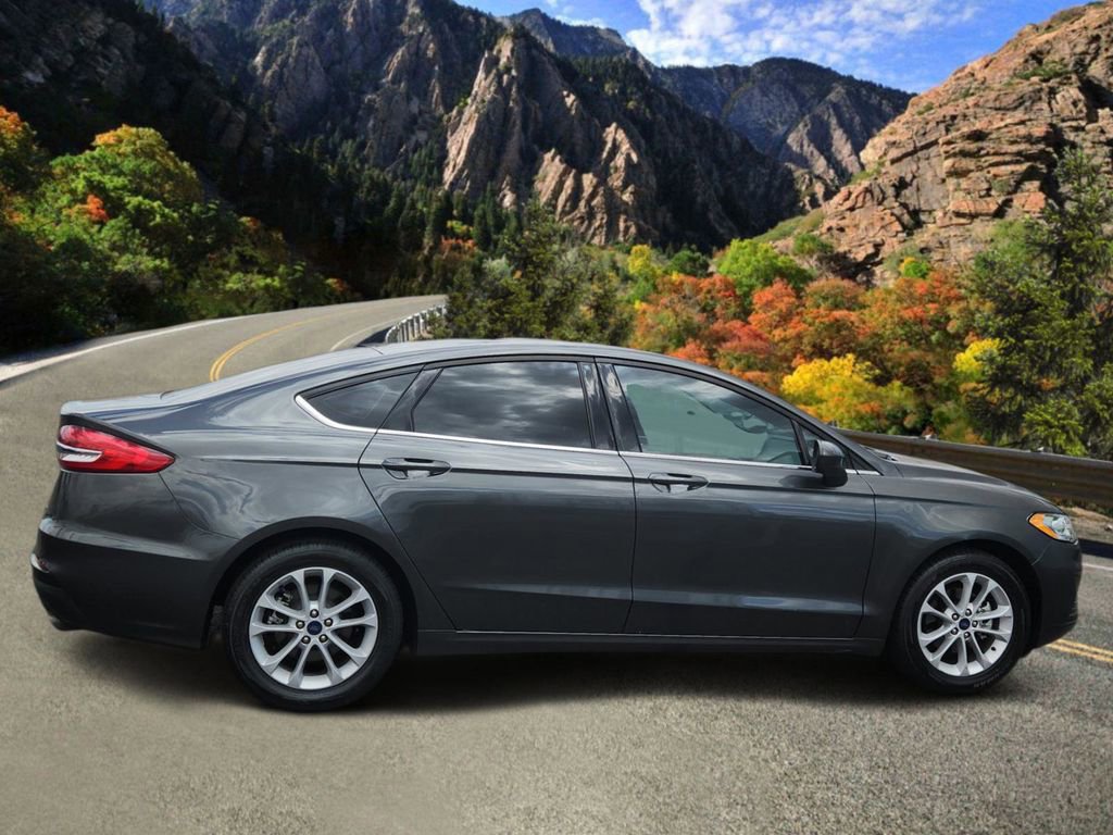 Used 2020 Ford Fusion SE FWD image 2