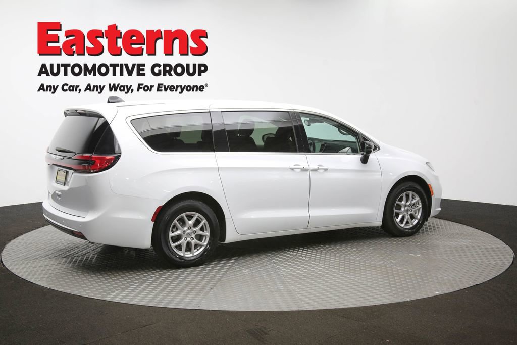 Used 2024 Chrysler Pacifica Touring-L image 41