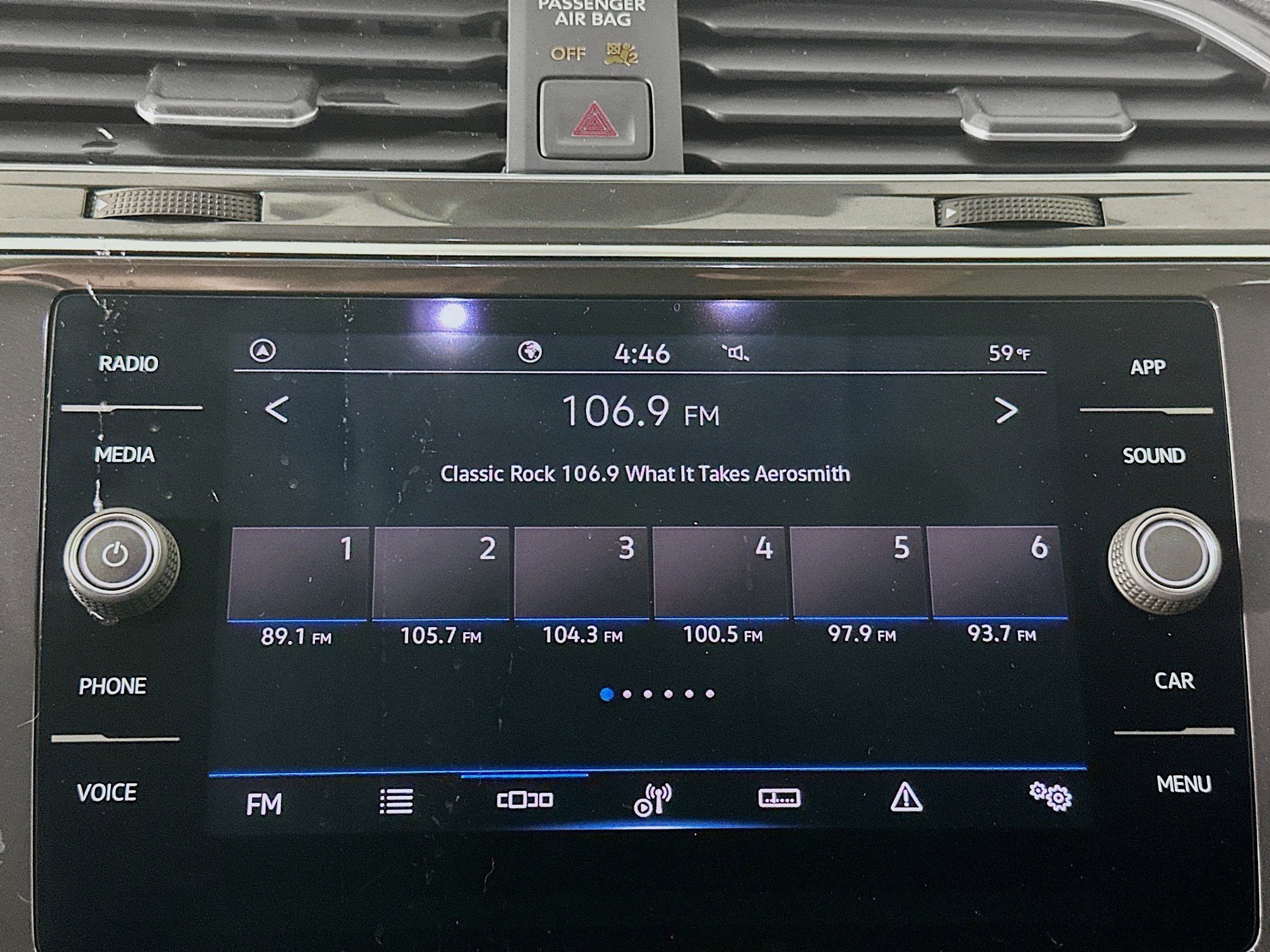 Used 2022 Volkswagen Tiguan SE image 19