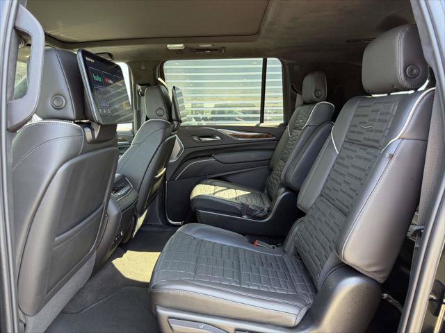 Used 2024 Cadillac Escalade ESV Premium Luxury Platinum AWD/4WD image 15