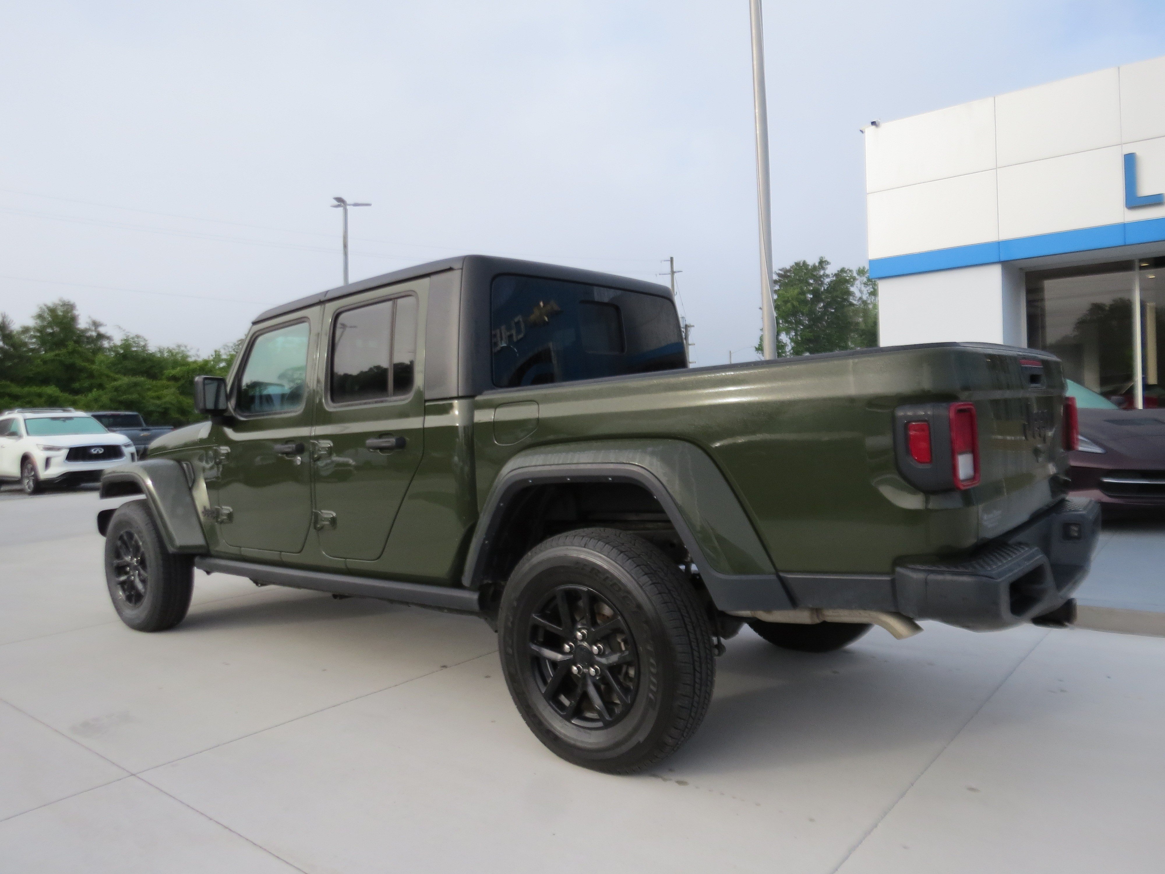 Used 2023 Jeep Gladiator Sport AWD/4WD image 2