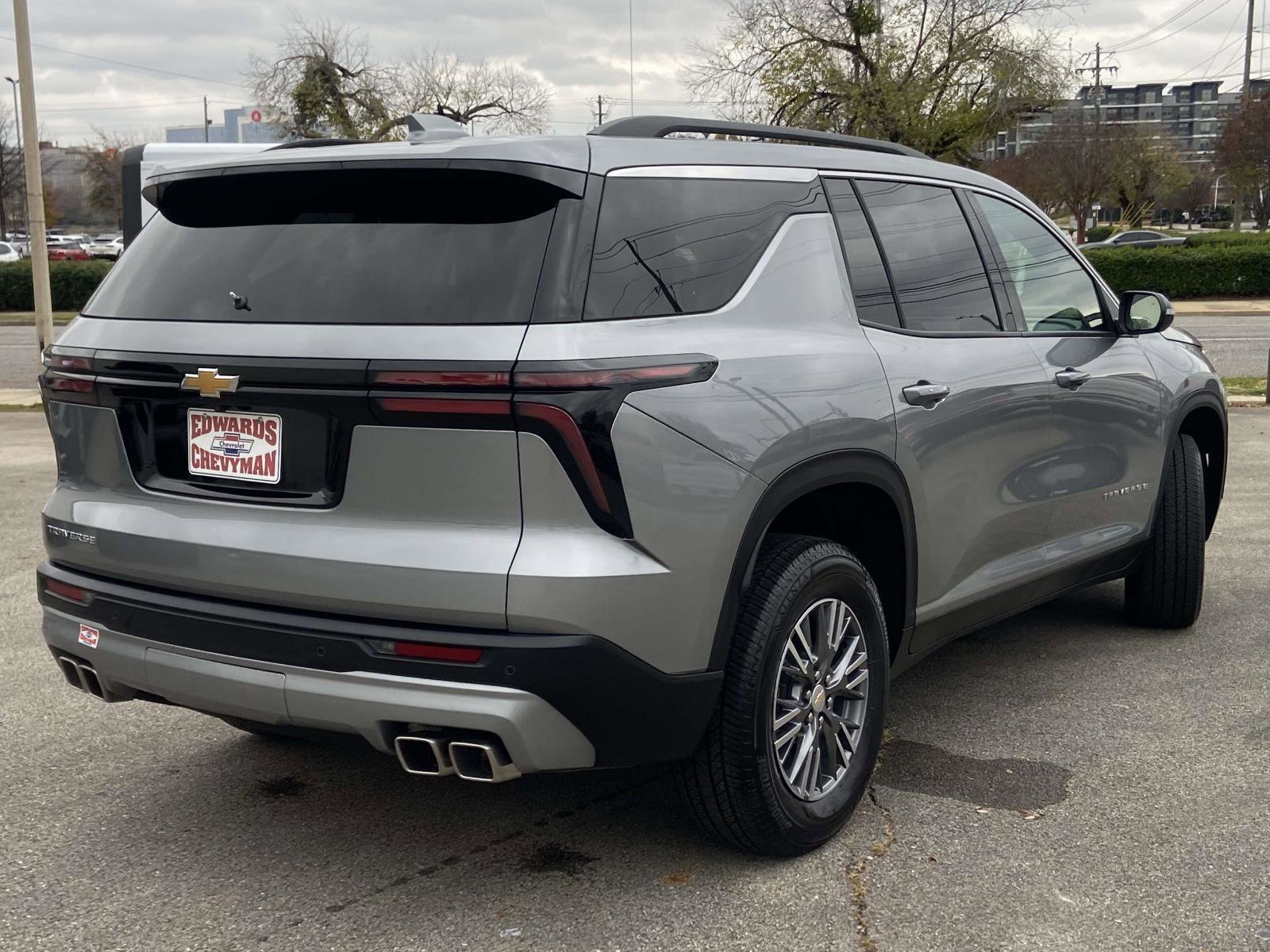 Used 2025 Chevrolet Traverse LT image 24
