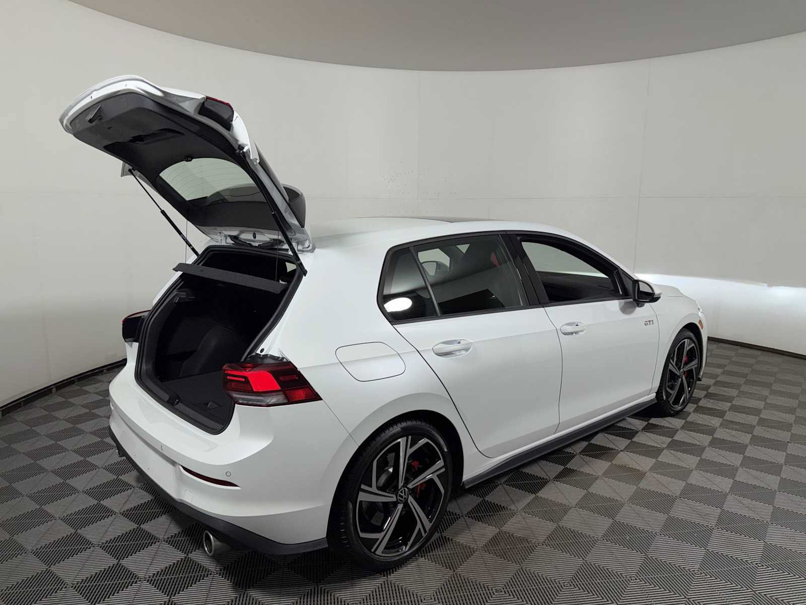 Used 2026 Volkswagen GTI SE FWD image 23
