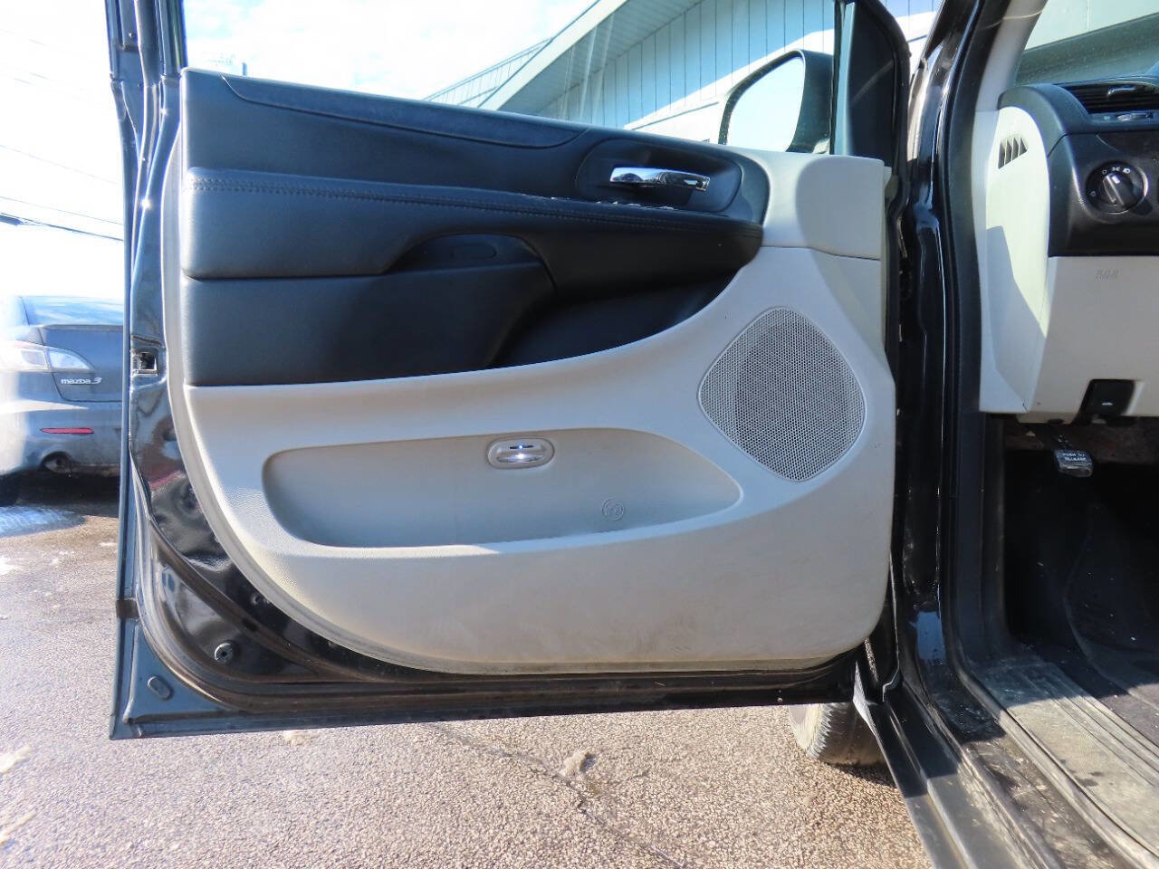 Used 2016 Dodge Grand Caravan SXT image 34