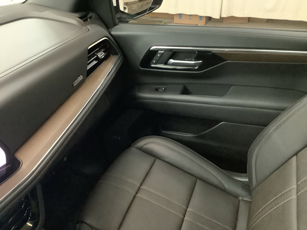 Used 2025 Chevrolet Tahoe High Country AWD/4WD image 24