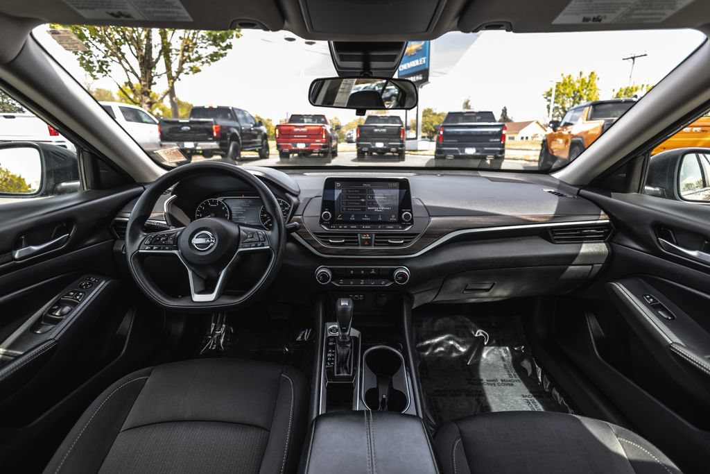 Used 2024 Nissan Altima 2.5 SV FWD image 24