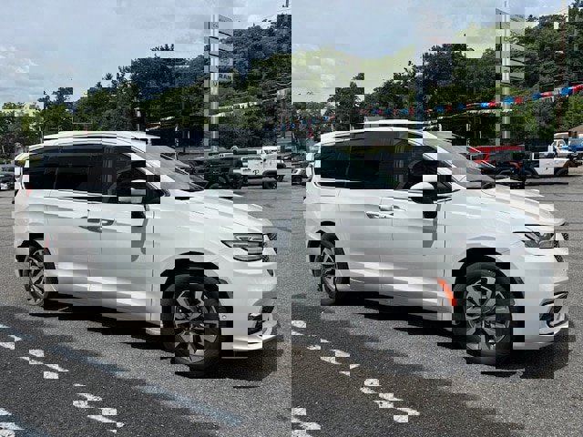 New 2023 Chrysler Pacifica Touring-L image 5
