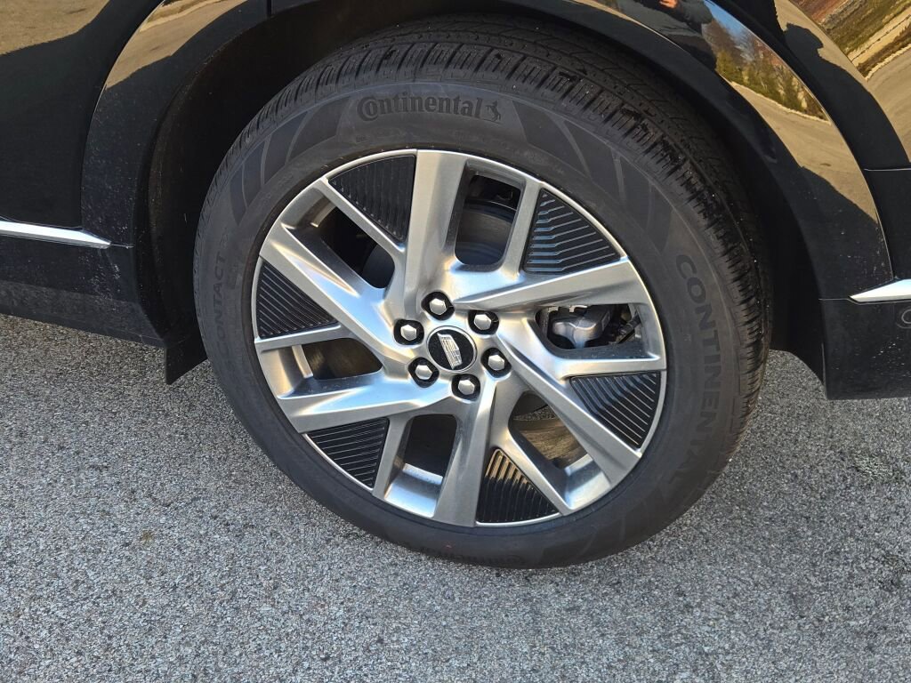 New 2026 Cadillac Optiq Luxury 1 image 15