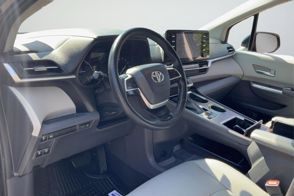Used 2022 Toyota Sienna XLE FWD image 30