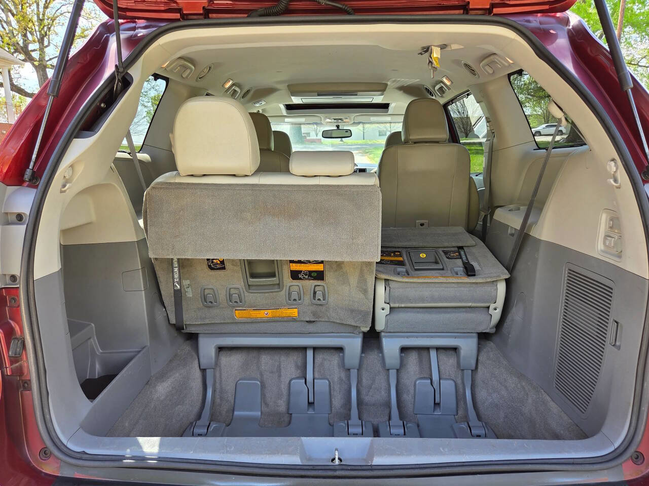 Used 2013 Toyota Sienna XLE image 41