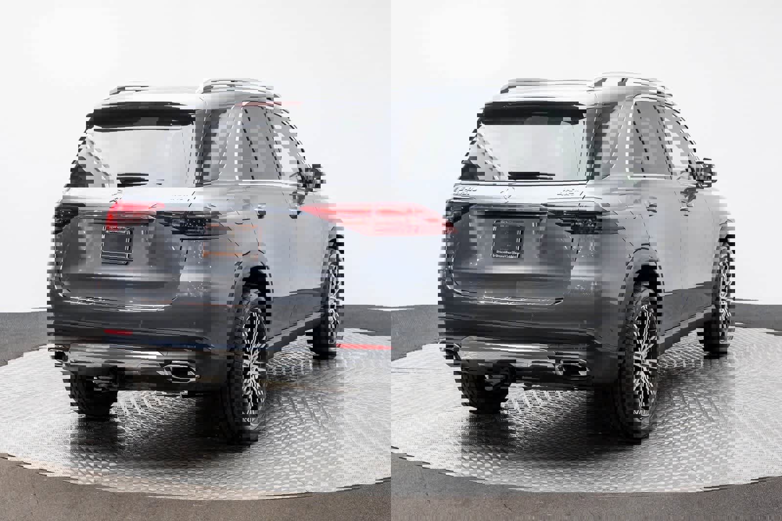 Used 2025 Mercedes-Benz GLE 450e 4MATIC w/ Driver Assistance Package image 22