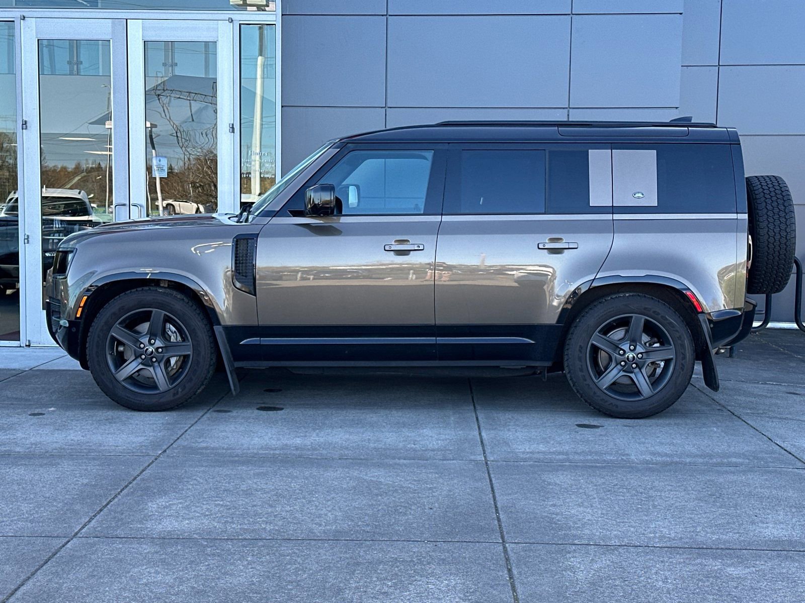 Used 2023 Land Rover Defender 110 X-Dynamic SE image 6