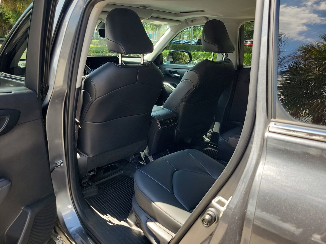 Used 2023 Toyota Highlander XLE FWD image 9