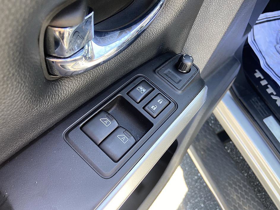 Used 2018 Nissan Titan SV w/ SV Convenience Package image 10