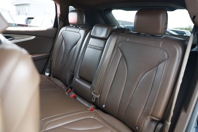 Used 2016 Lincoln MKX Reserve w/ Technology Package FWD image 11