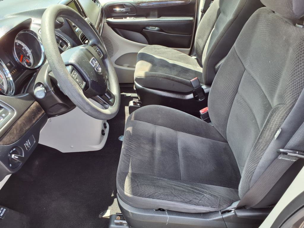 Used 2018 Dodge Grand Caravan SE w/ UConnect Hands-Free Group image 9