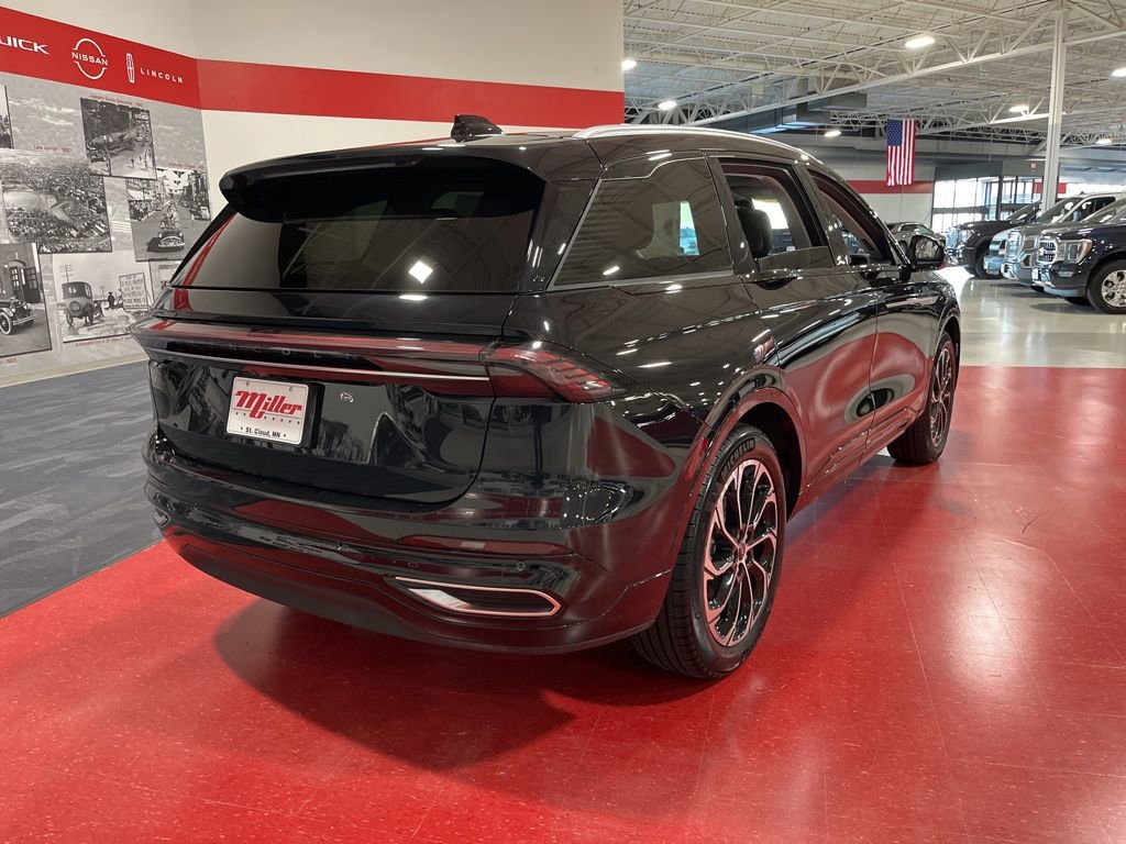 Used 2025 Lincoln Nautilus Reserve image 4