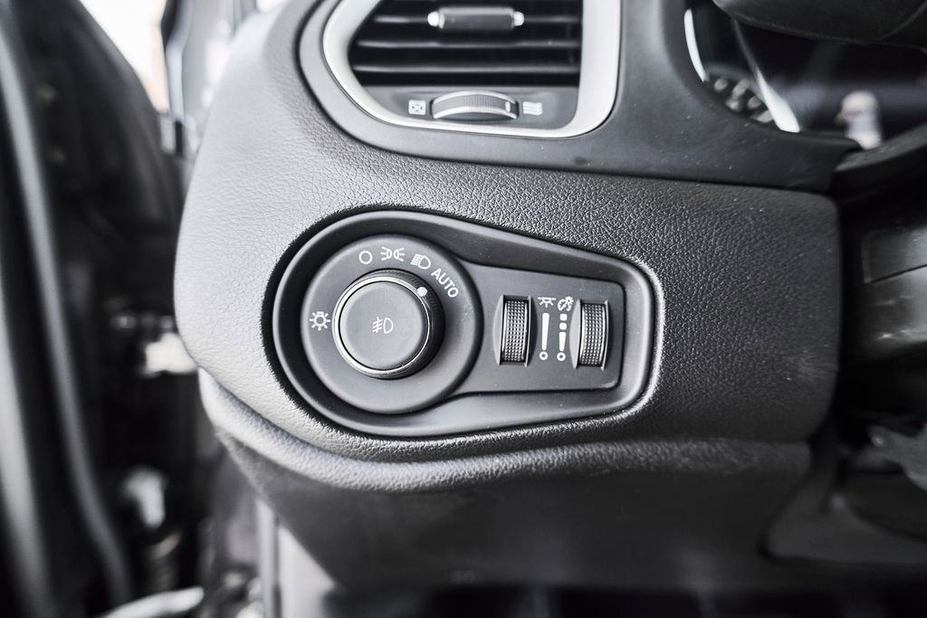 Used 2020 Jeep Renegade Latitude w/ UConnect 8.4 Nav Group AWD/4WD image 31