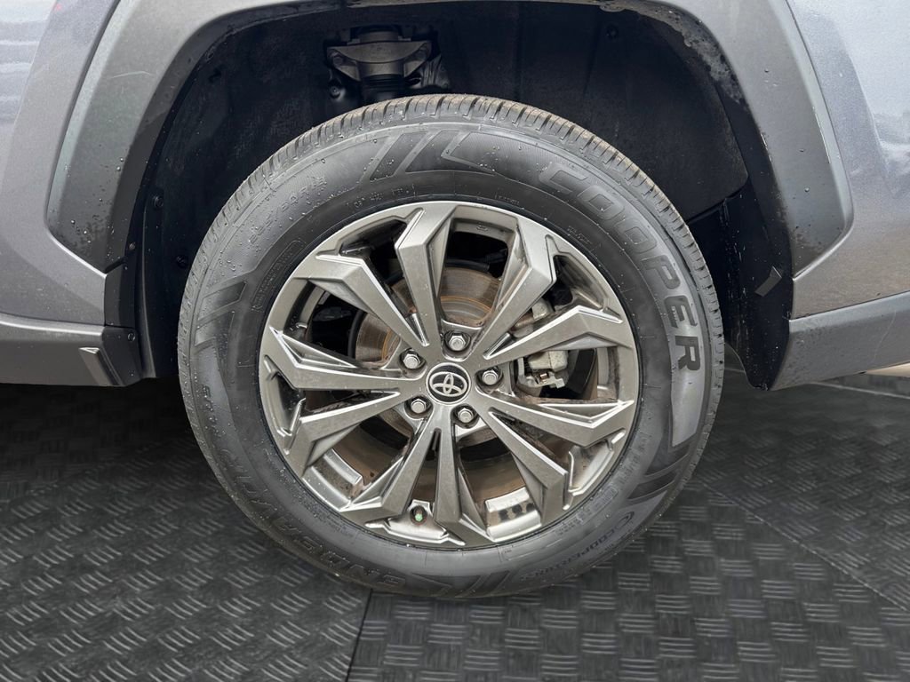 Used 2022 Toyota RAV4 XLE Premium image 17