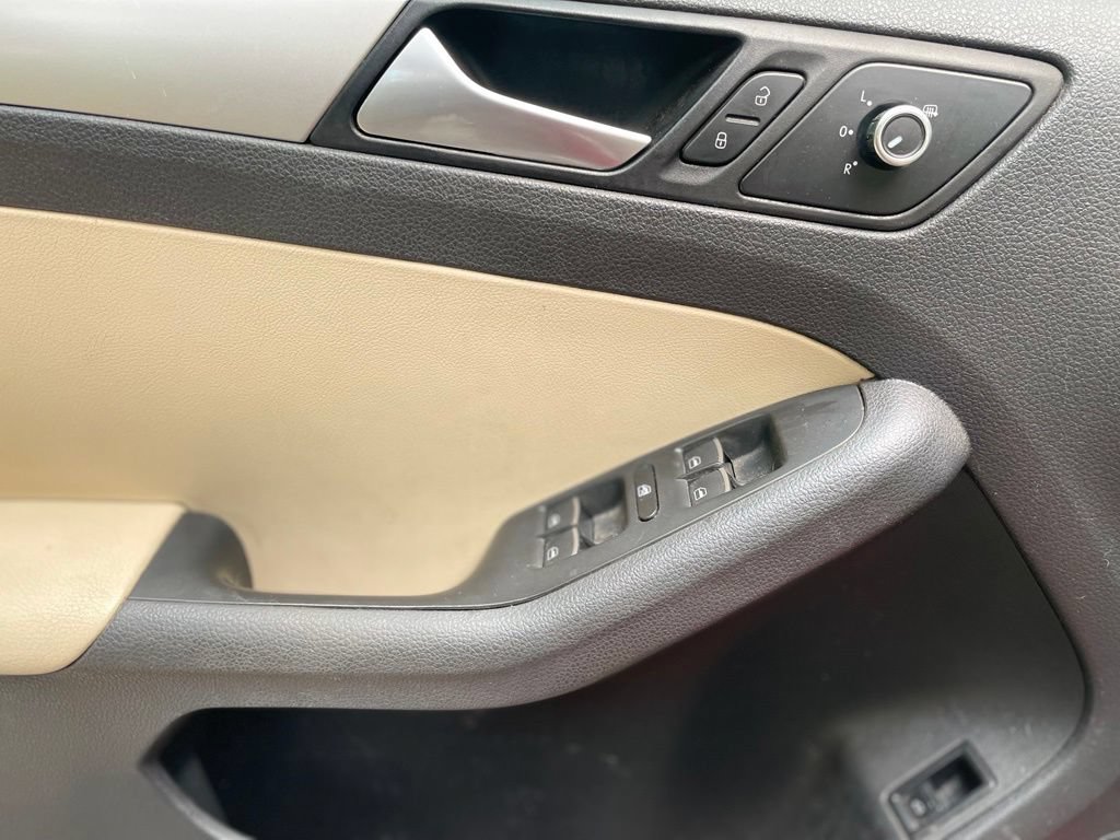 Used 2013 Volkswagen Jetta SE FWD image 9