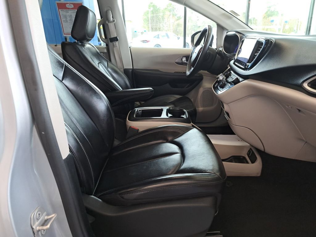 Used 2023 Chrysler Pacifica Touring-L FWD image 29