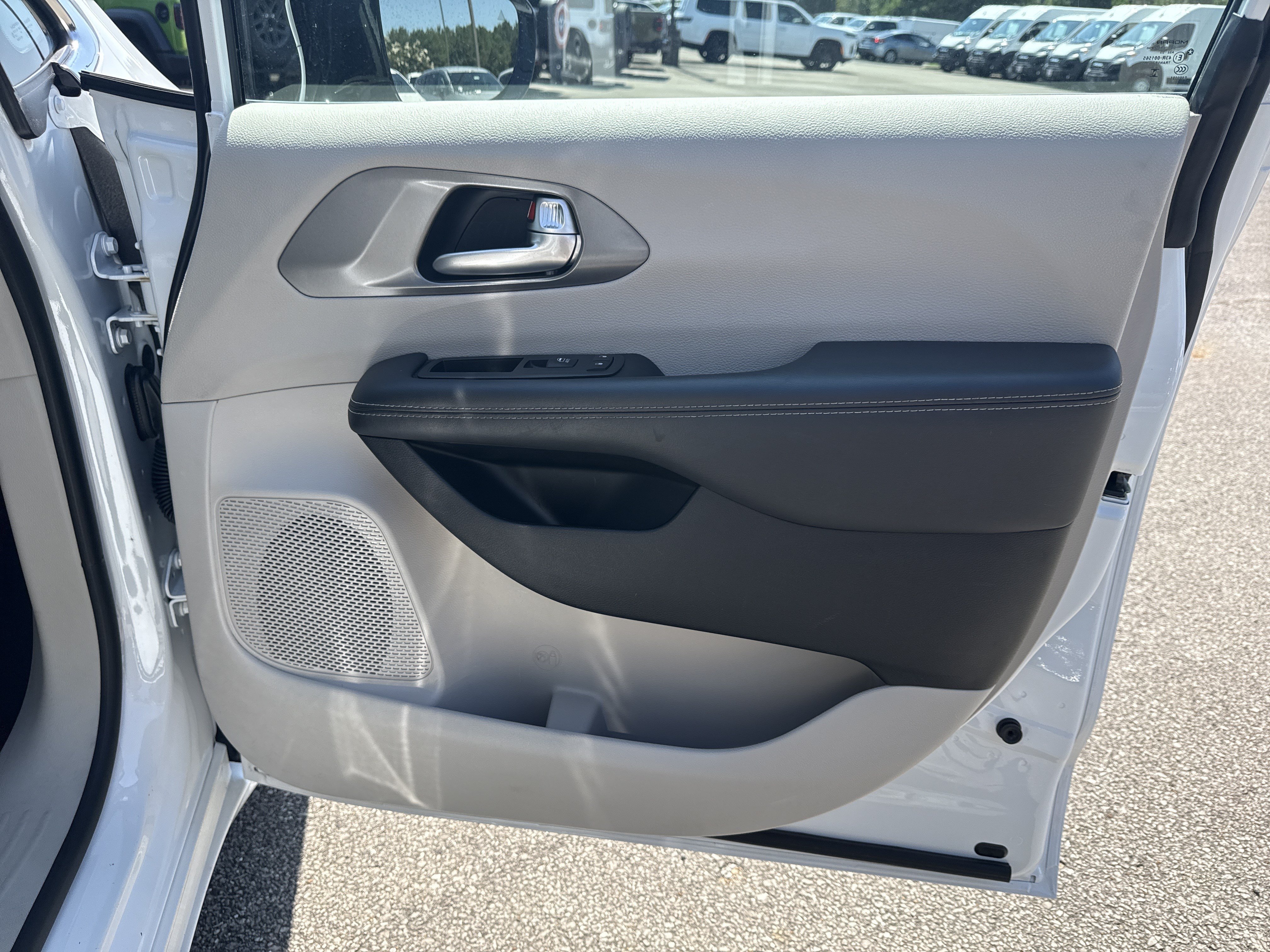 Used 2024 Chrysler Pacifica Touring-L FWD image 14