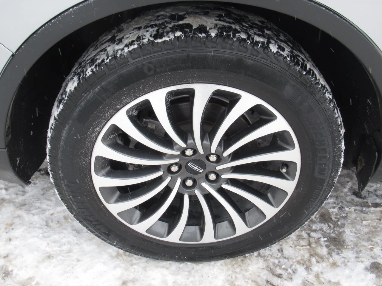 Used 2020 Lincoln Aviator Reserve w/ Equipment Group 201A image 6