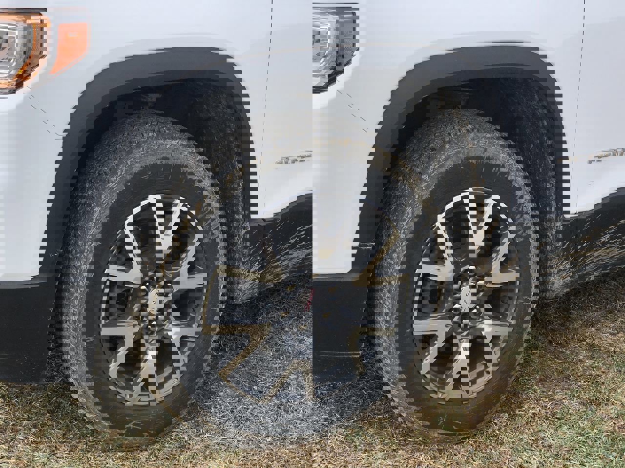 Used 2023 GMC Acadia SLE w/ Driver Convenience Package image 2