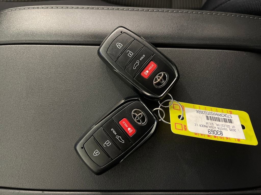 Certified 2025 Toyota Highlander LE image 24