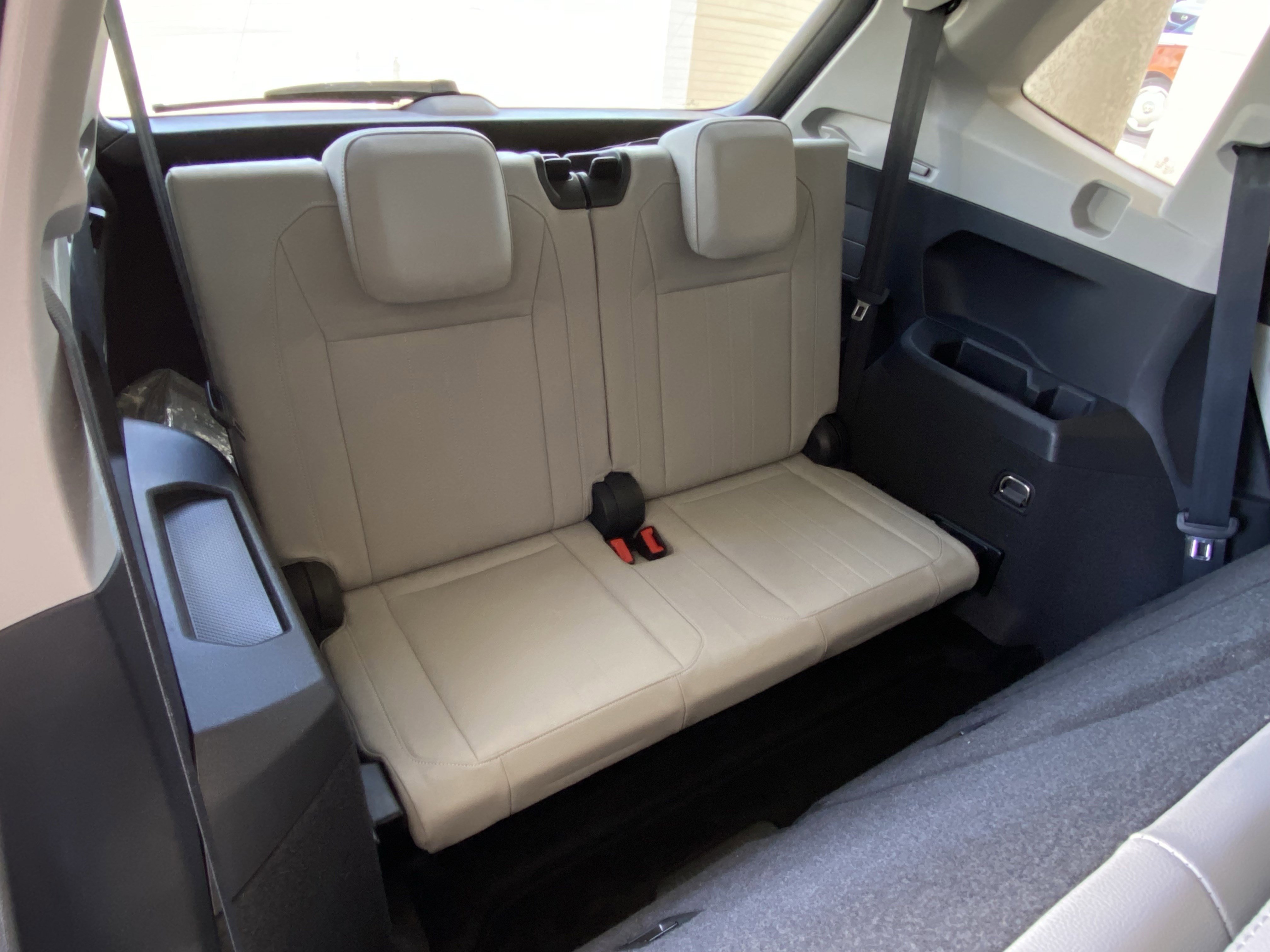 Used 2023 Volkswagen Tiguan SE w/ Panoramic Sunroof Package image 32