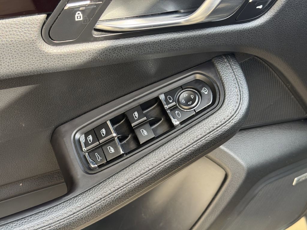 Used 2020 Porsche Macan AWD/4WD image 24