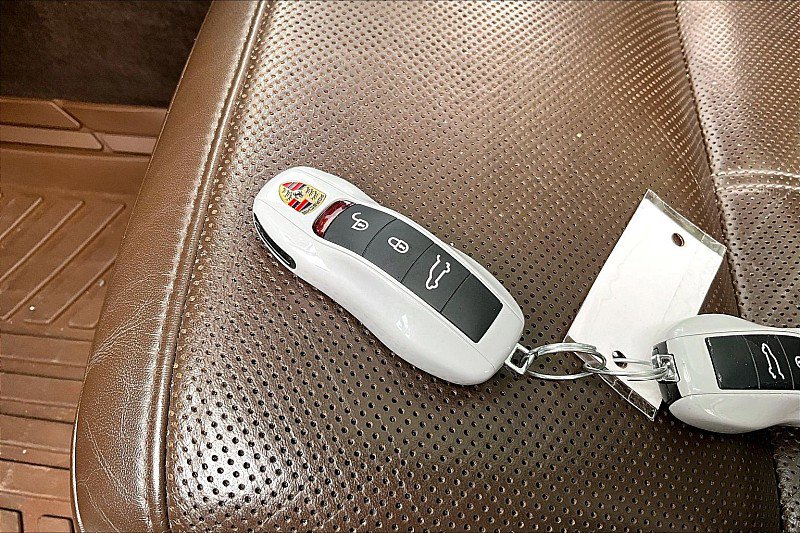 Used 2016 Porsche Cayenne Turbo S AWD/4WD image 8