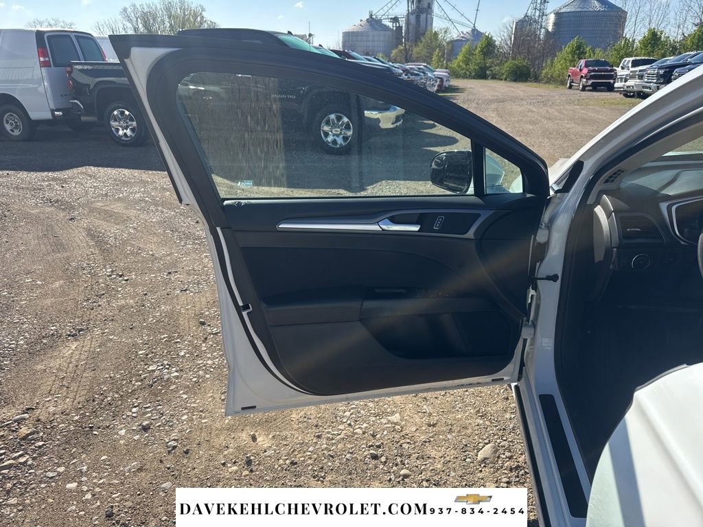 Used 2016 Ford Fusion SE FWD image 10