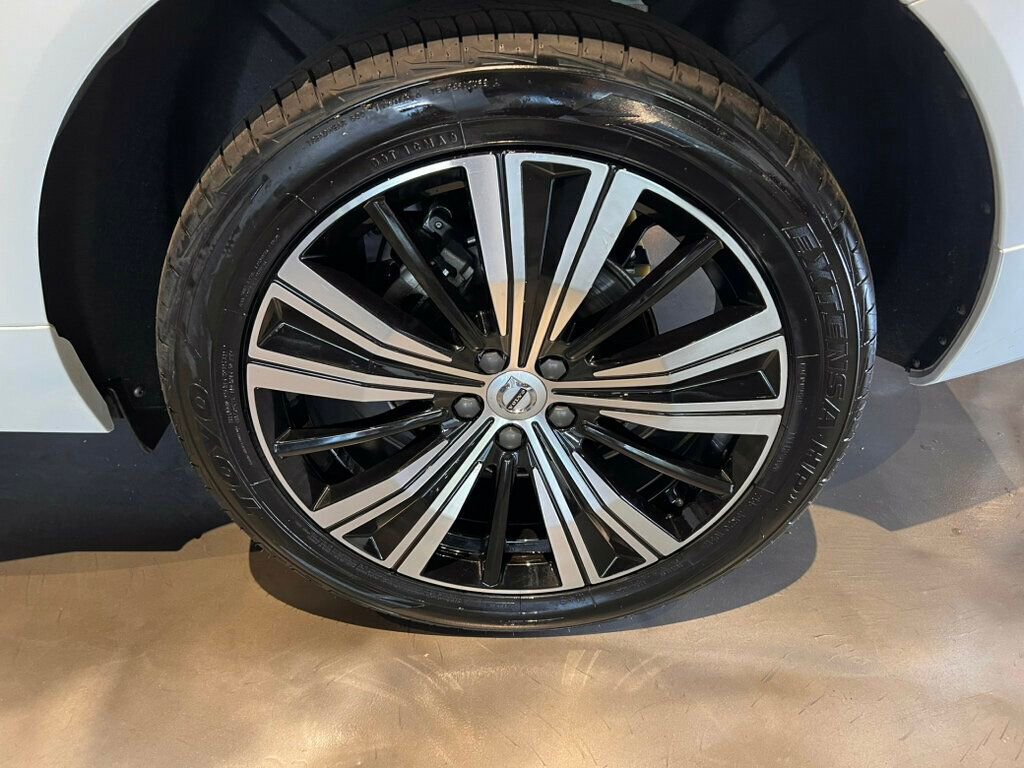 Used 2023 Volvo XC60 B5 Plus image 11