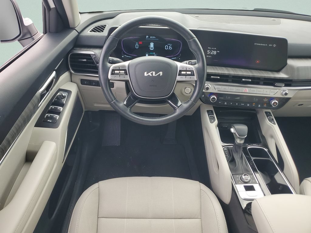 Used 2025 Kia Telluride EX w/ EX Captain's Chair Package AWD/4WD image 12