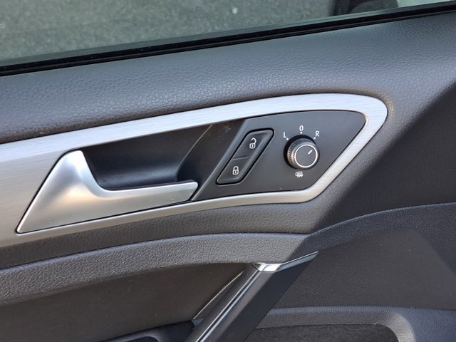 Used 2015 Volkswagen Golf TDI S image 20