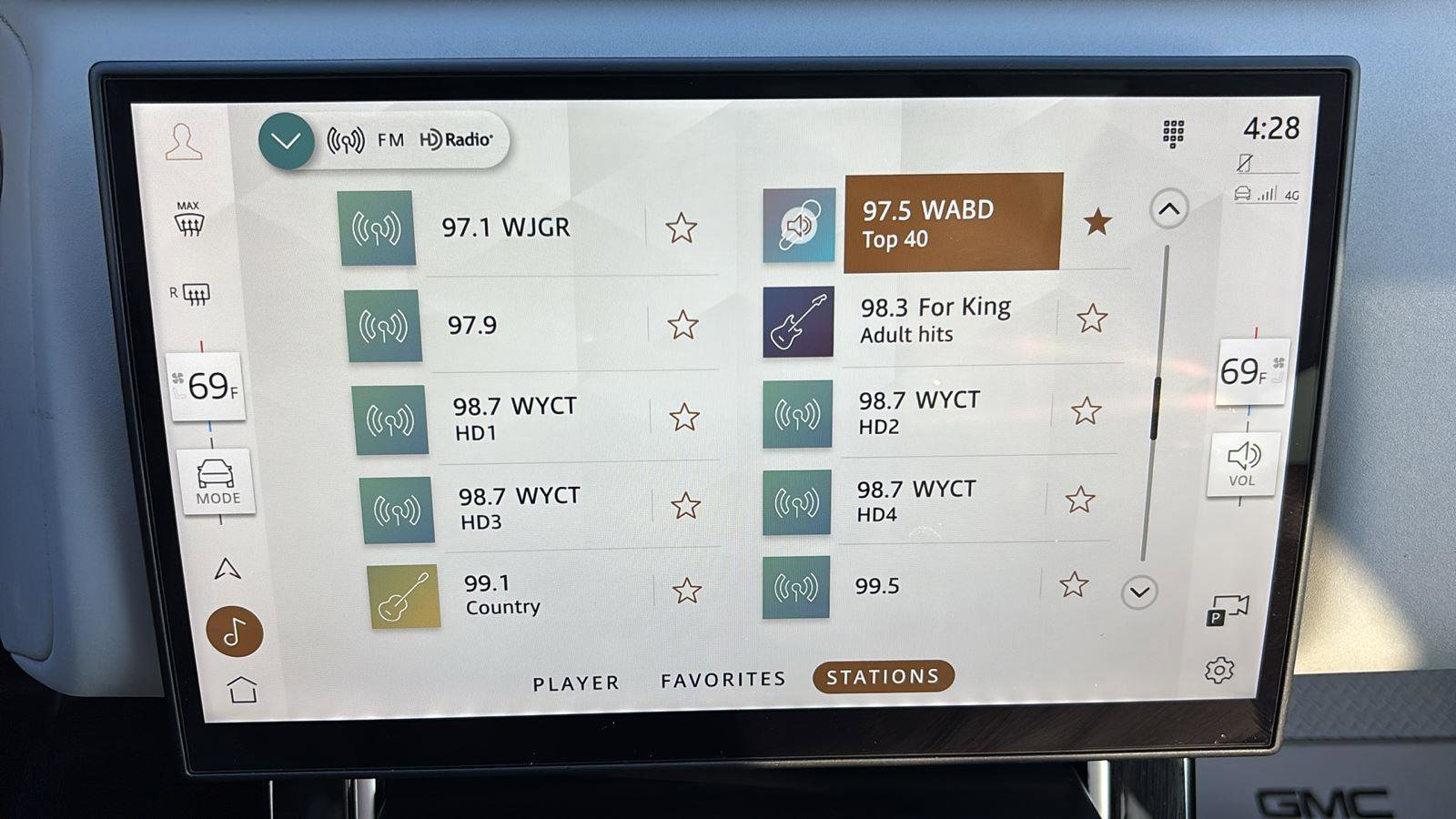 Used 2025 Land Rover Range Rover Velar Dynamic SE image 32