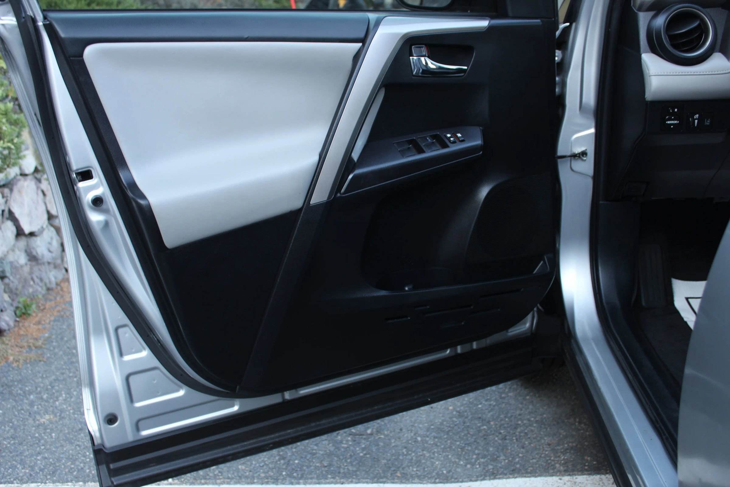 Used 2018 Toyota RAV4 XLE image 12