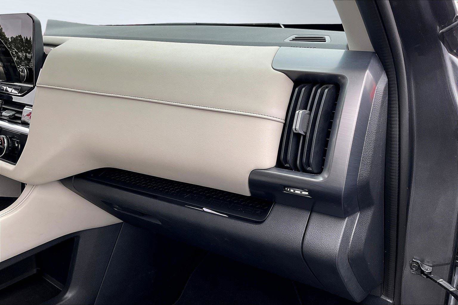 Used 2022 Nissan Pathfinder SL w/ SL Premium Package image 17