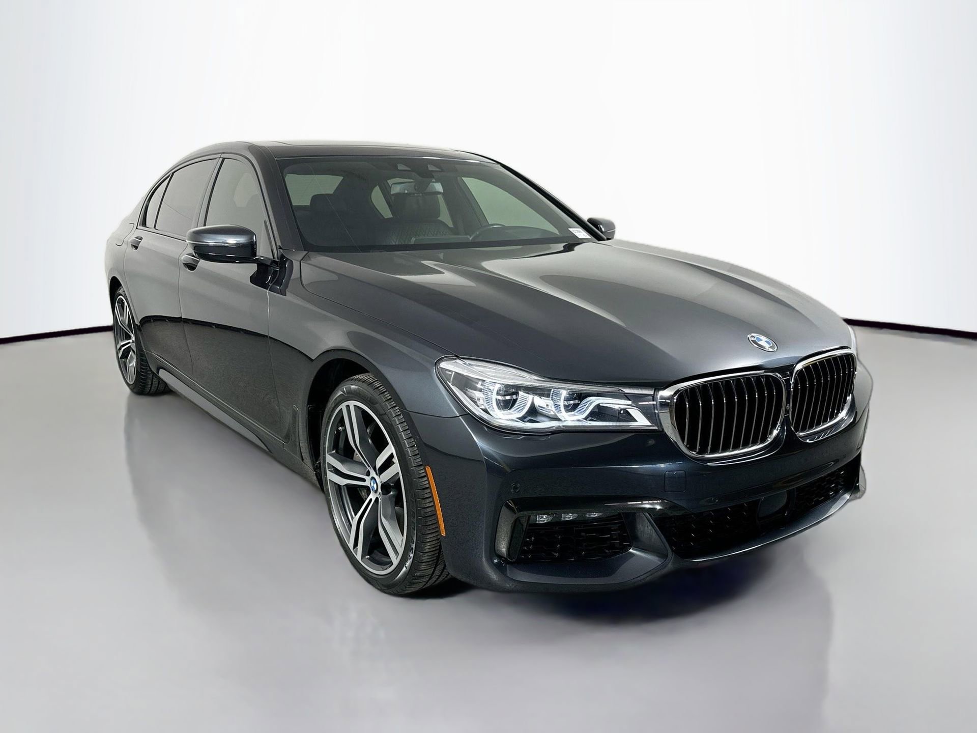 Used 2019 BMW 750i xDrive w/ Executive Package image 4