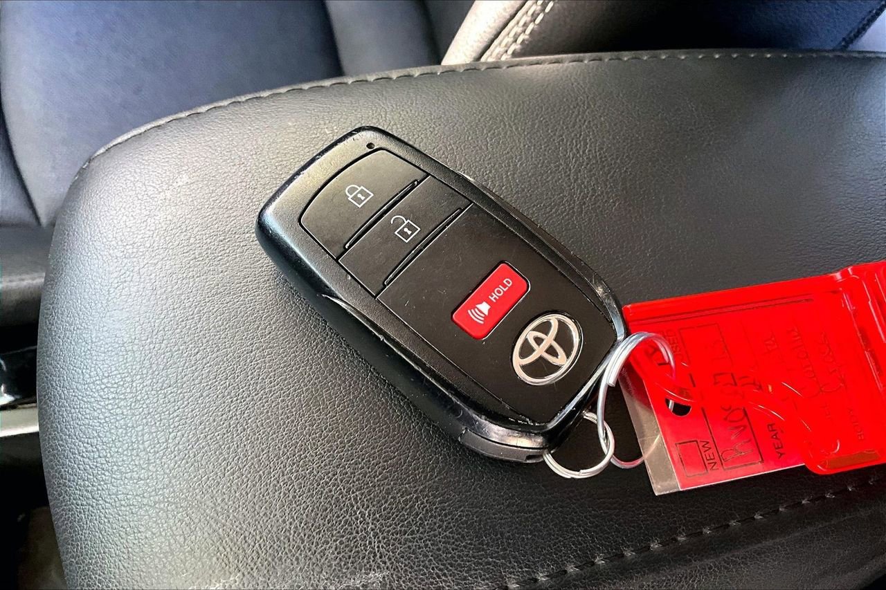 Used 2024 Toyota Corolla Cross XLE image 32