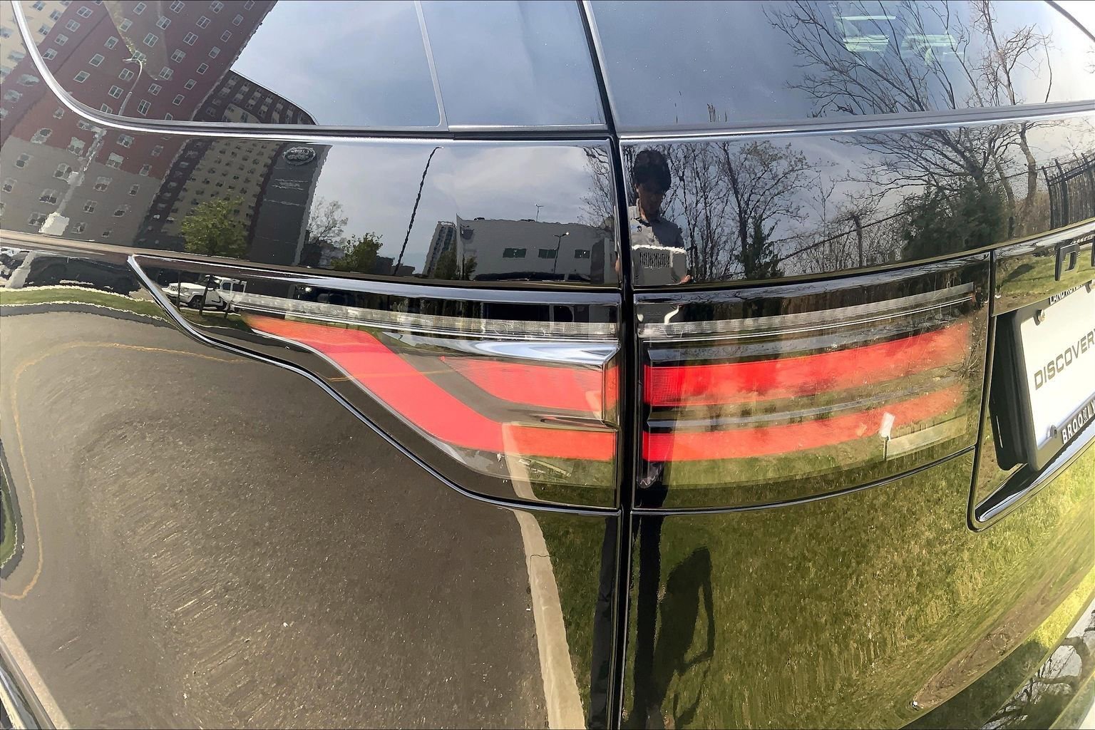 Used 2025 Land Rover Discovery Dynamic SE AWD/4WD image 28