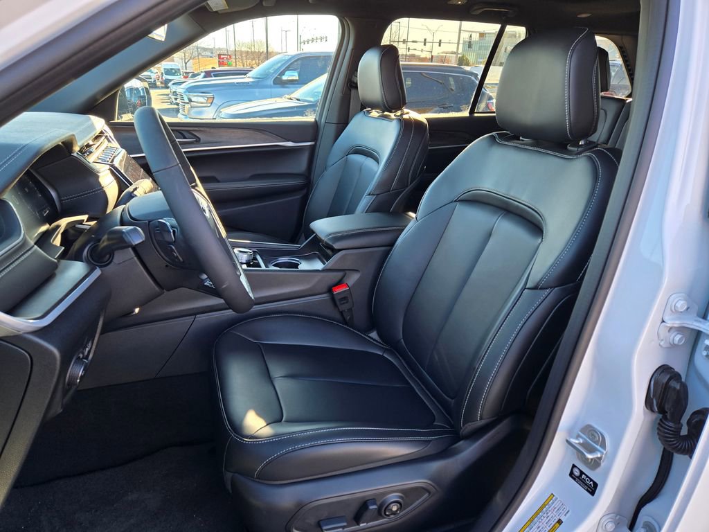 New 2025 Jeep Grand Cherokee Limited image 13