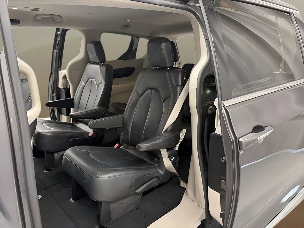Used 2017 Chrysler Pacifica Touring-L w/ Tire & Wheel Group FWD image 10