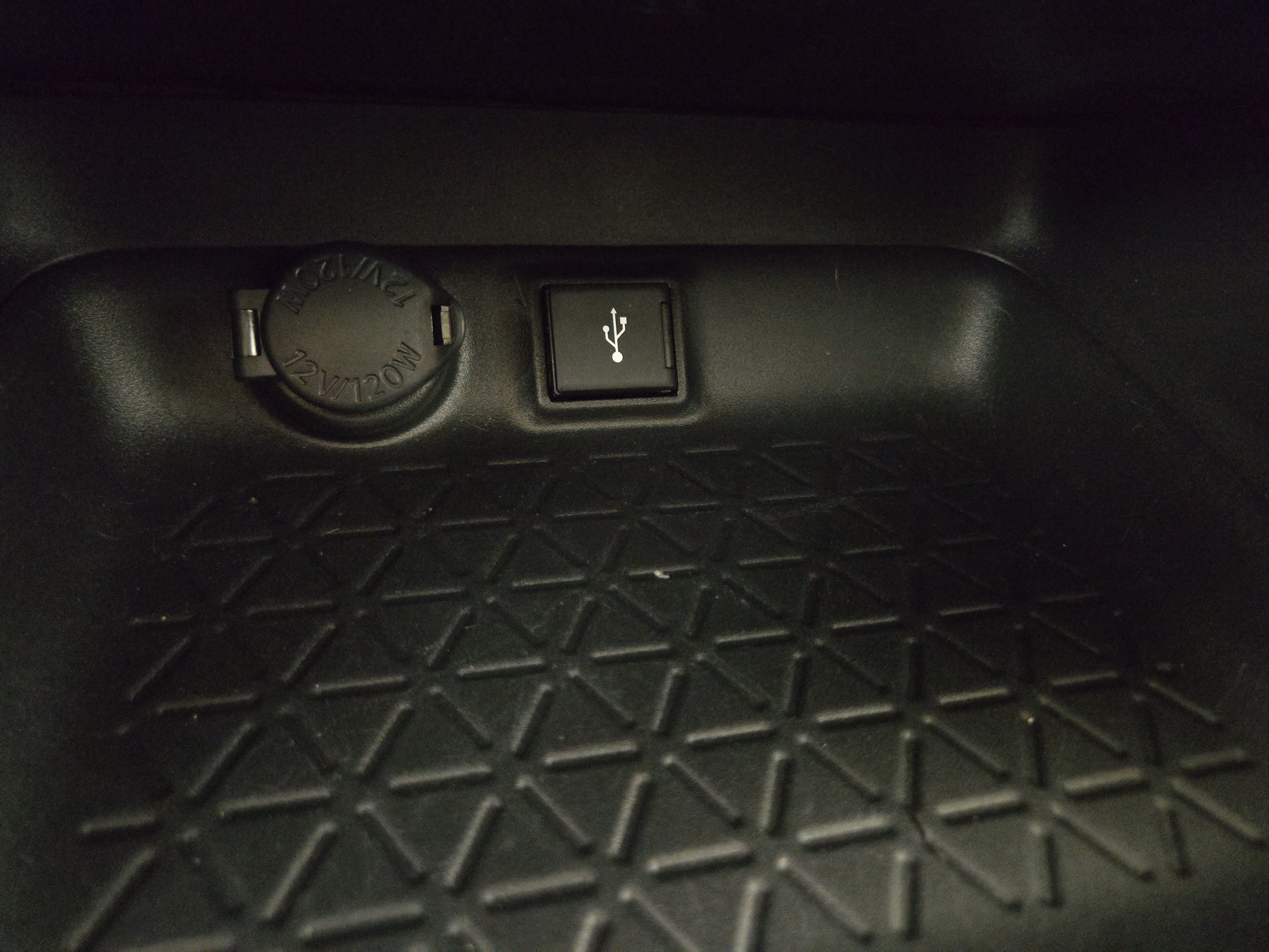 Used 2020 Toyota RAV4 XLE w/ Convenience Package FWD image 29