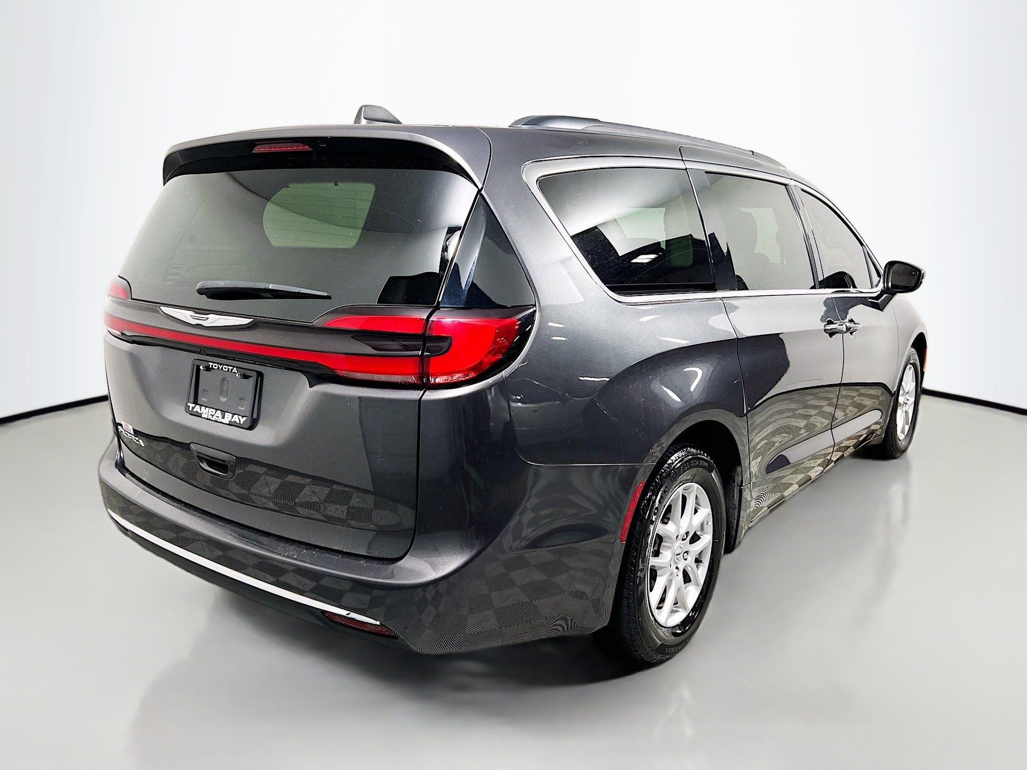 Used 2022 Chrysler Pacifica Touring-L image 4