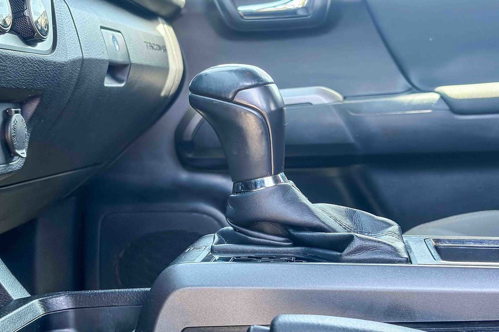 Used 2018 Toyota Tacoma TRD Sport w/ Technology Package image 21