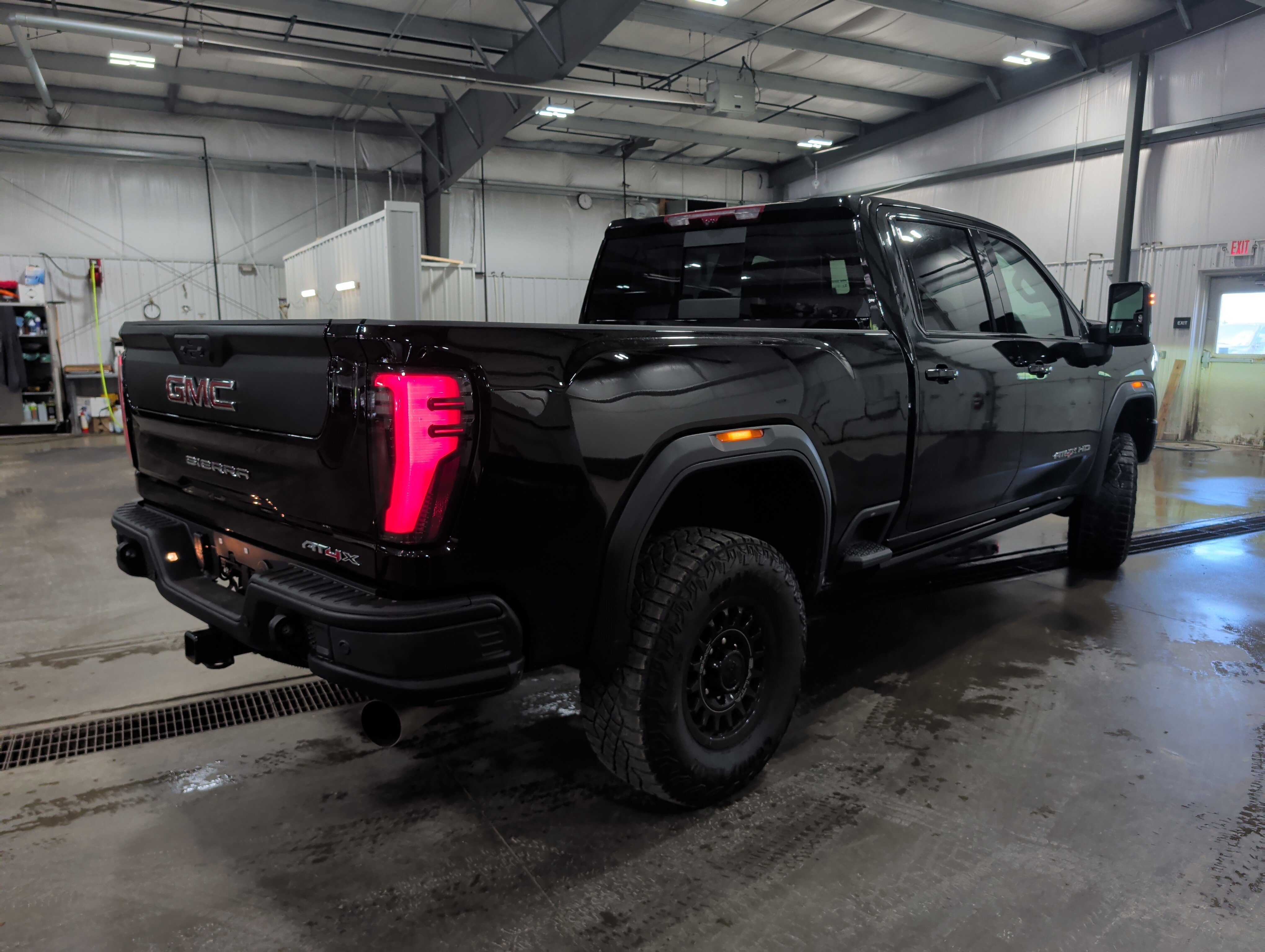 Used 2025 GMC Sierra 2500 AT4X w/ AT4X AEV Edition AWD/4WD image 3