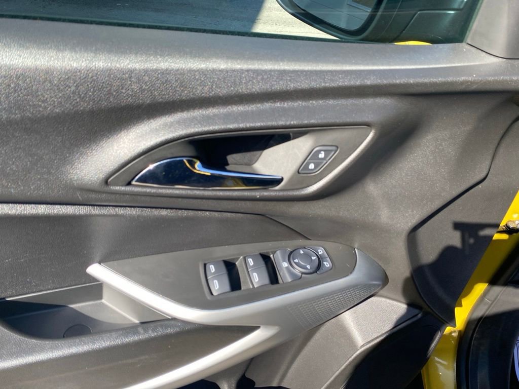 Used 2025 Chevrolet Trax RS FWD image 17