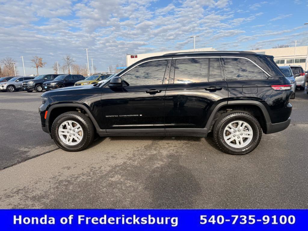 Used 2023 Jeep Grand Cherokee Laredo image 3